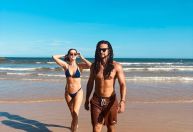 Sophia Abrahão e Sérgio Malheiros curtem férias em praia da Bahia