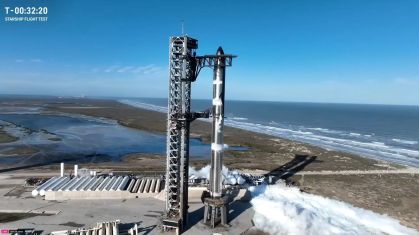 Starship se prepara para a decolagem nas instalações Starbase, próximo a Brownsville, Texas, nos EUA
