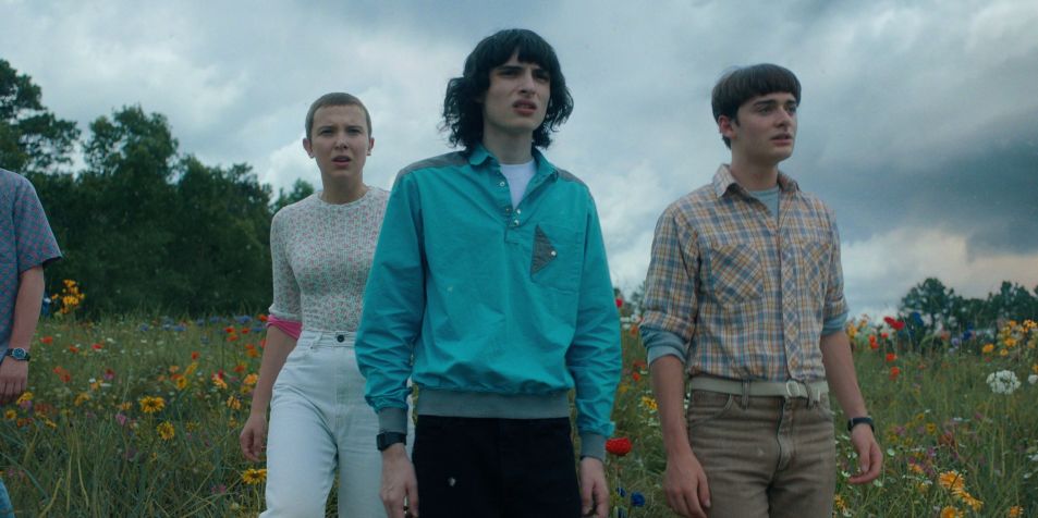 Millie Bobby Brown como Eleven, Finn Wolfhard como Mike Wheeler e Noah Schnapp como Will Byers na 4ª temporada de "Stranger Things" • Netflix