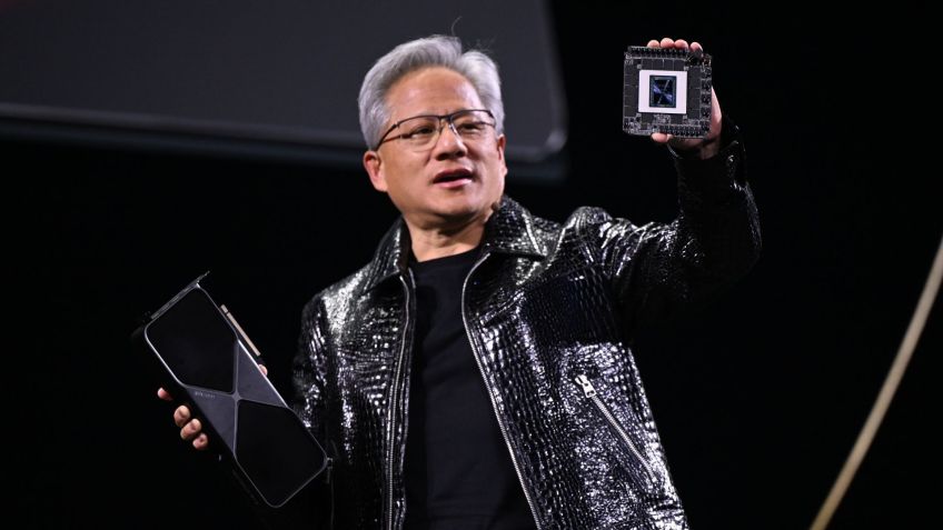 Presidente da Nvidia, Jensen Huang, mostrando nova tecnologia desenvolvida com IA • Anadolu/Getty Imagens