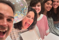 Tadeu Schmidt celebra aniversário da esposa de forma improvisada; entenda