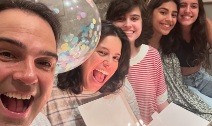 Tadeu Schmidt celebra aniversário da esposa de forma improvisada; entenda