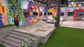Parte externa da nova casa do BBB25 tem grafites espalhados pelas paredes