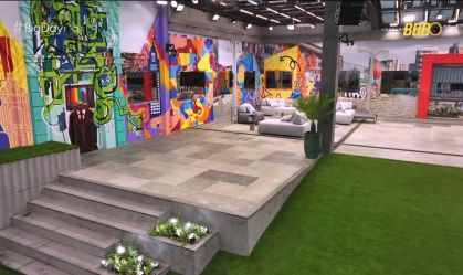 Parte externa da nova casa do BBB25 tem grafites espalhados pelas paredes