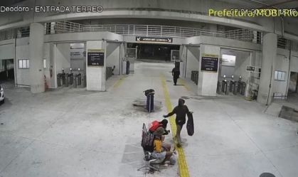 Do nada, mulher leva tapa em terminal do BRT e homem é preso no Rio; veja vídeo
