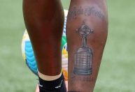Campeão pelo Botafogo revela por que fez tatuagem antes de vencer prêmio