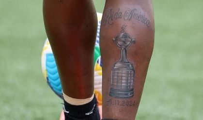 Campeão pelo Botafogo revela por que fez tatuagem antes de vencer prêmio