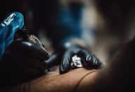 Usar anestesia para fazer tatuagem é permitido? Veja orientações