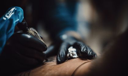 Usar anestesia para fazer tatuagem é permitido? Veja orientações