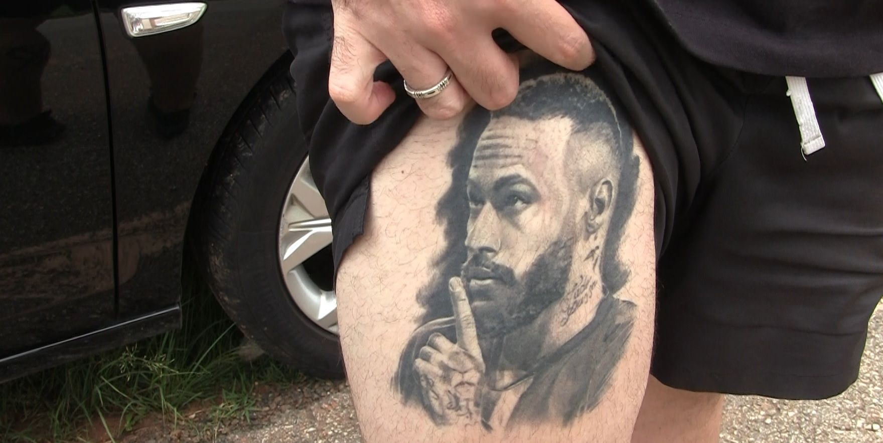 Torcedor exibe tatuagem de Neymar na perna • Reprodução/CNN
