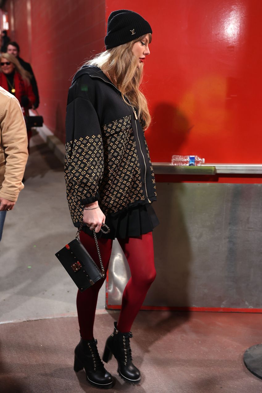 Taylor Swift utilizou look da Louis Vuitton para novo jogo da NFL • David Eulitt/Getty Images
