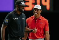 Filho de Tiger Woods dá risada ao ver o pai sofrer uma derrota; assista