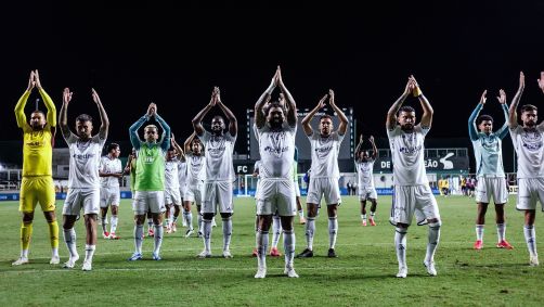 Time do Cruzeiro comemora vitória contra o Itabirito