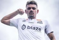 Santos anuncia contratação do atacante Tiquinho Soares, ex-Botafogo
