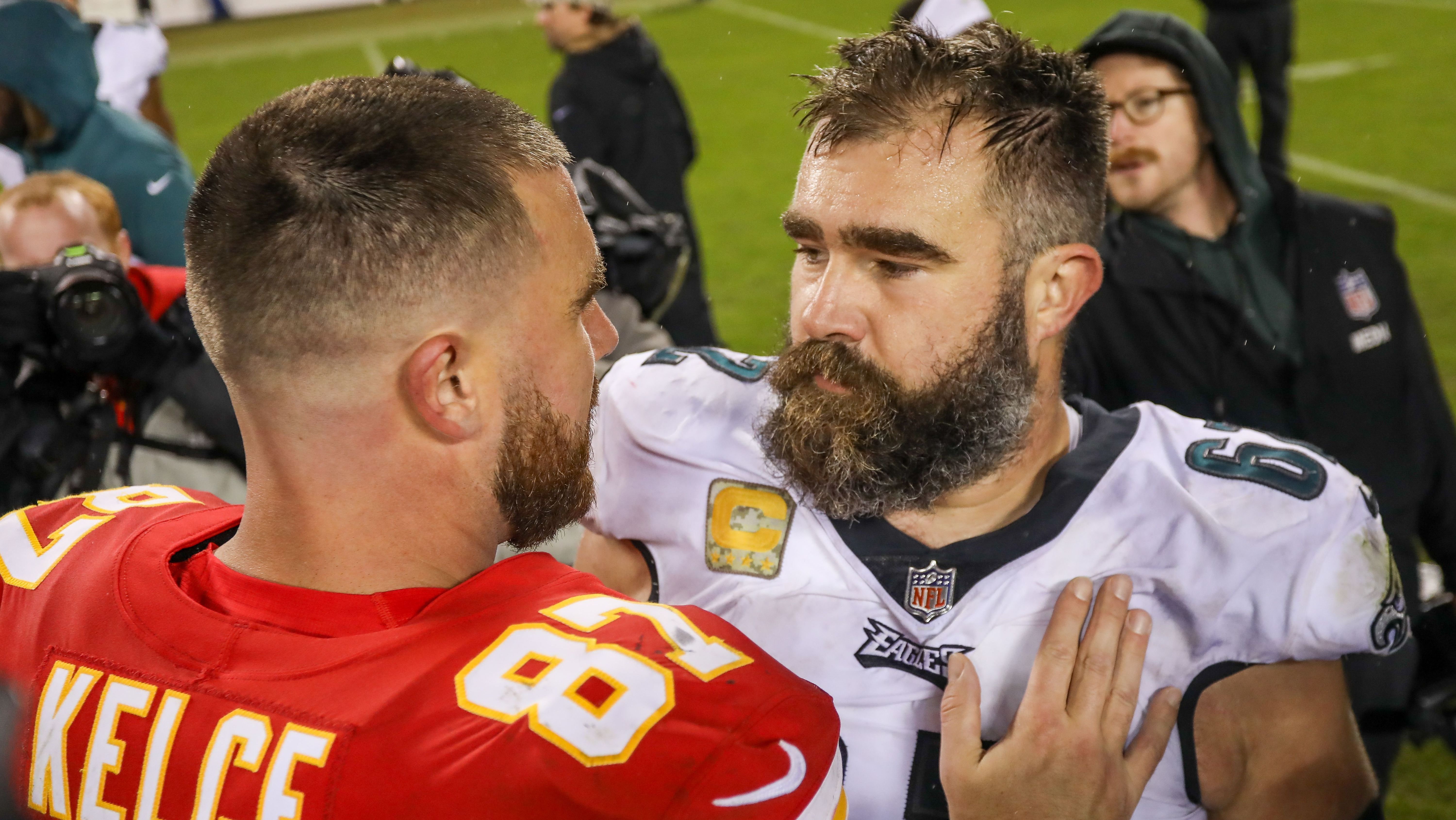 Travis e Jason Kelce após jogo entre Kansas City Chiefs e Philadelphia Eagles