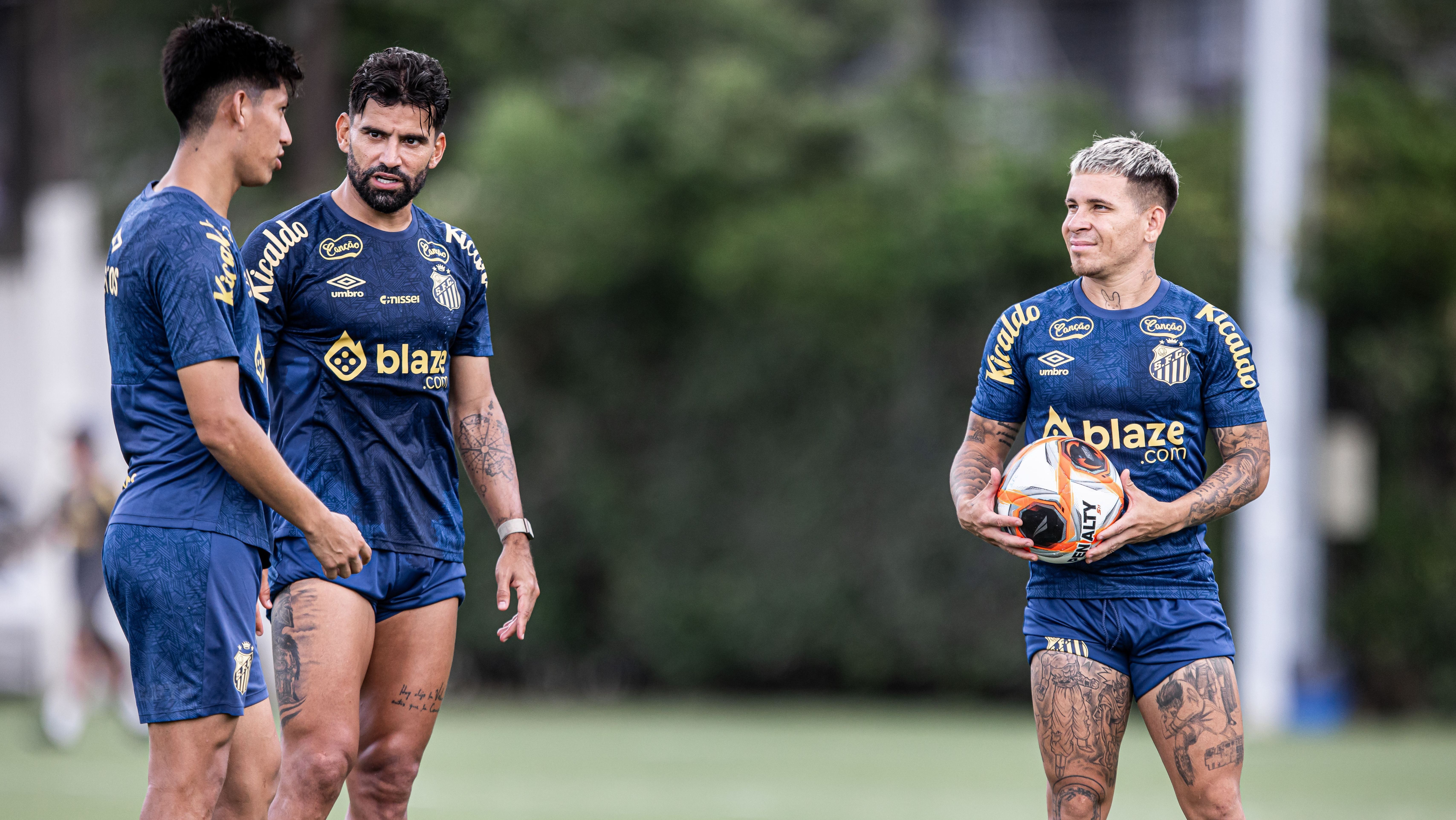 Jogadores do Santos em treinamento