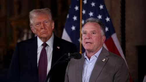 Presidente eleito dos EUA, Donald Trump, ao lado de seu enviado para o Oriente Médio, Steve Witkoff, em Mar-a-Lago, na Flórida.