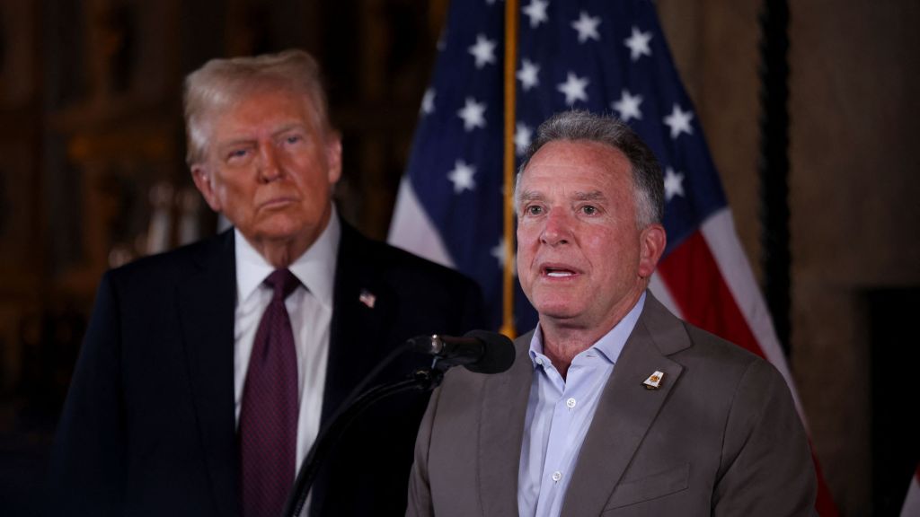 Presidente eleito dos EUA, Donald Trump, ao lado de seu enviado para o Oriente Médio, Steve Witkoff, em Mar-a-Lago, na Flórida.