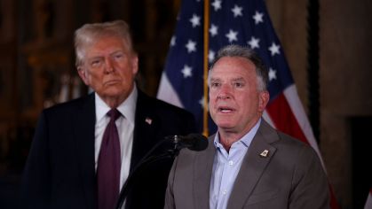 Presidente eleito dos EUA, Donald Trump, ao lado de seu enviado para o Oriente Médio, Steve Witkoff, em Mar-a-Lago, na Flórida.