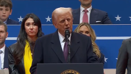 Donald Trump discursa para apoiadores na arena Capital One