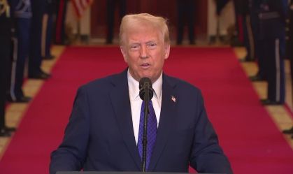 Trump diz que congelamento de subsídios ocorreu por “desperdício e fraude”