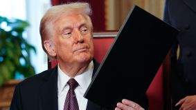 O presidente dos Estados Unidos Donald Trump segura pasta
