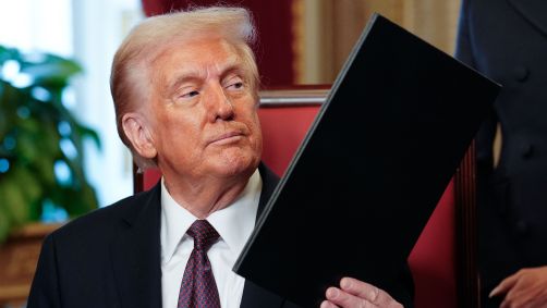 O presidente dos Estados Unidos Donald Trump segura pasta
