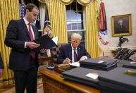 Trump assina perdões para 23 manifestantes antiaborto