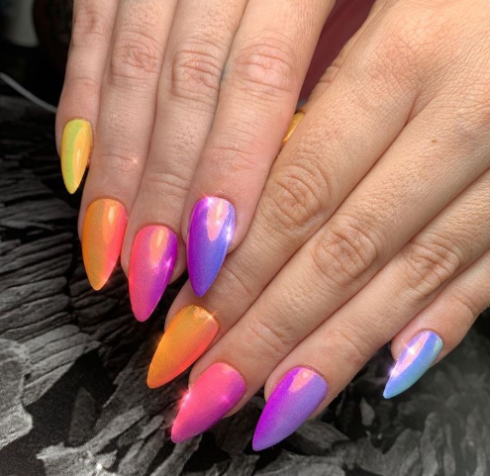 Unhas em efeito aura • Reprodução/Pinterest
