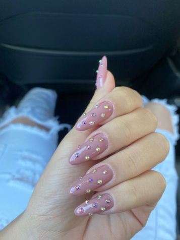 Unhas com strass • Reprodução/Pinterest