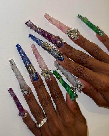 Unhas de Cynthia Erivo no Globo de Ouro • Instagram/Clawz By Dior