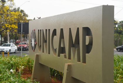 Fachada da Unicamp. Há uma placa em que está escrito o nome da universidade