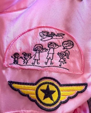 Fantasias dos filhos de Virginia, de piloto de avião, possuem desenho da família • Instagram/Virginia