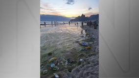 Banhistas segue na praia de Ipanema mesmo com faixa de lixa