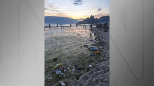 Banhistas segue na praia de Ipanema mesmo com faixa de lixa