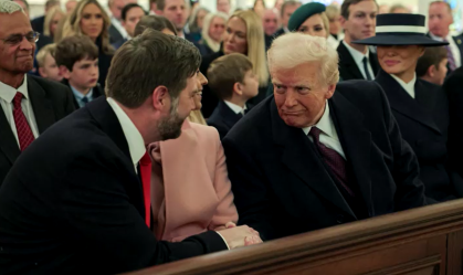 JD Vance cumprimenta Donald Trump durante cerimônia religiosa antes da posse presidencial