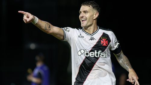 Vegetti comemora um dos gols que marcou para o Vasco contra a Portuguesa