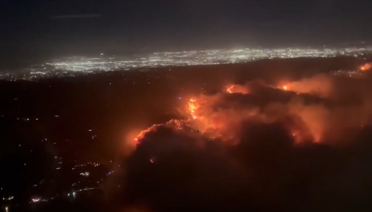 Passageiro de avião faz vídeo de incêndio florestal na Califórnia.