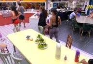 BBB25: edição mostra momento em que todos deixam dona Vilma sozinha na mesa