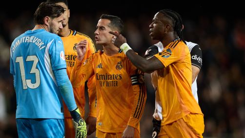 Vini Jr discute com o goleiro Stole Dimitrievski, do Valencia, antes de ser expulso