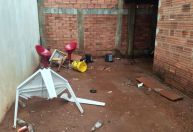 Mulher esfaqueia e mata companheiro após ele ameaçar bebê com garrafa quebrada