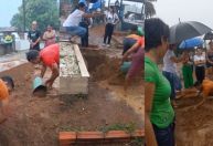 Família enterra idosa com as próprias mãos após ausência de coveiro