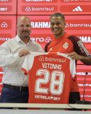 Vitinho apresentado no Internacional
