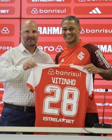 Vitinho apresentado no Internacional