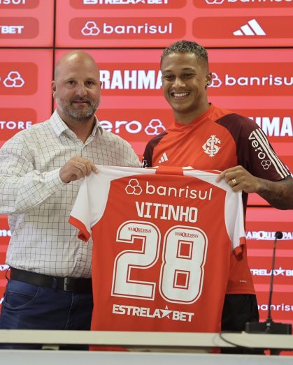 Vitinho apresentado no Internacional