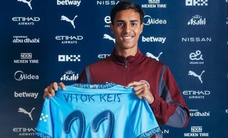 Vitor Reis foi anunciado pelo Manchester City