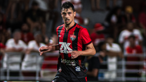 Fatal Model estampando sua marca na camisa do Vitória