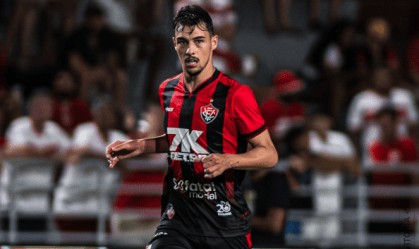 Fatal Model estampando sua marca na camisa do Vitória