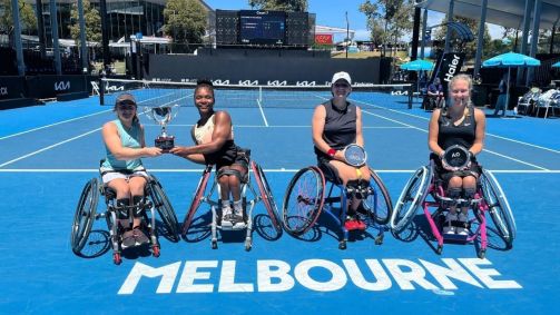 Vitória Miranda, ao lado de sua dupla, com o troféu conquistado em Melbourne