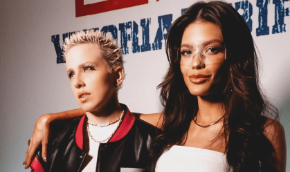 Vitória e Marcella começaram a namorar em 2019 e, em 2021, anunciaram o noivado nas redes sociais